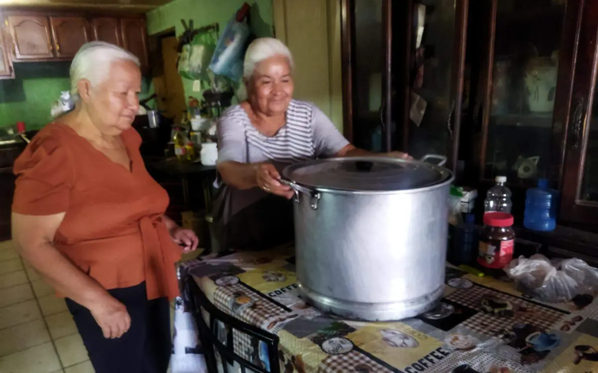 Las hermanas Martha y María Guadalupe Ramírez Ordorica están ofreciendo en venta comida los fines de semana